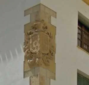 ESCUDO FERNANDEZ DE CACERES REGIDOS EN CALLE NARCISO YEPES