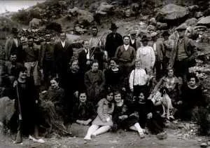 GRUPO DE CAZADORES CON HIJAS DE PEDRO MENCHON 1927