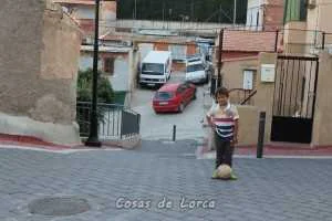 NIÑO JUGANDO EN UNA CALLE YA REMODELADA DEL CALVARIO