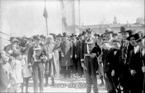 Procesión cívica de la corporación municipal de Lorca, destaca el asta ganada en la batalla de Tarifa año 1340.
