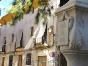 Casona de los Calderones del siglo XVIII en plaza del Ibreño