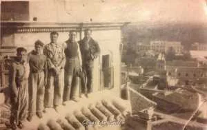 Obreros reparando la cubierta de San Patricio en 1.940