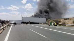 GRAVE ACCIDENTE DOS CAMIONES A7