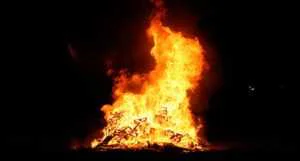 HOGUERA DE FUEGO EN PLAYA AGUILAS