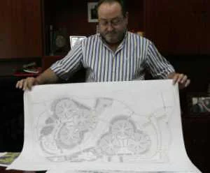 Pedro Rosell fundador de La Hoya CF, y gerente de Construlor, muestra uno de los proyectos que quiere hacer en Irak