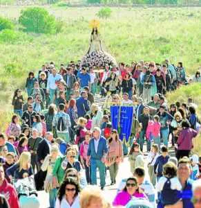 Cientos de vecinos de La Hoya acompañan a su patrona en su regreso al monte. Foto laverdad - P.Alonso