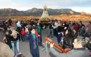 La Virgen de la Salud procesiona hasta el Sagrado Corazón de Jesús arropada por el calor de los fieles en una gélida tarde invernal