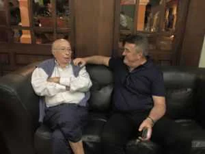 El presidente de Honor, ya en Lorca, con toda su familia, recibiendo a Radomir Antic justo a su llegada al Hotel Hacienda Real Los Olivos de Lorca. Lorca Capital Atletica 