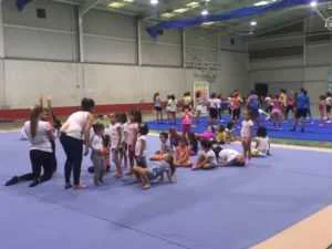 NIÑOS APRENDEN GIMNASIA RITMICA EN PABELLON SAN FERNANDO