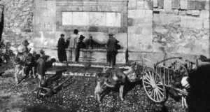 FUENTE DEL CAÑO CARGANDO AGUA 1900