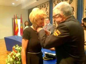 LA CONCEJAL MARIA BELEN PEREZ RECIBE MEDALLA