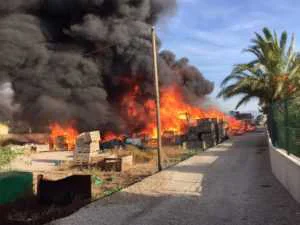 INCENDIO PALETS VIEJOS EN CAMINO DE ENMEDIO LA HOYA
