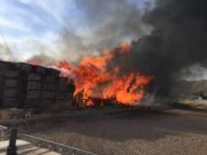 BOMBEROS APAGAN INCENDIO DE PALETS