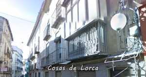 La policia delimita el uso de varias calles del casco histórico por desprendimientos peligrosos para los viandantes.