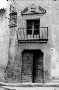 Entrada principal de la derruida casa de los Marcilla de Teruel Montezuma en la plaza del Ibreño