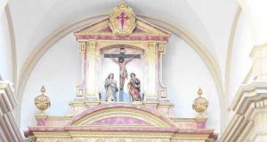 La iglesia de Santiago estrena un retablo en la capilla mayor basado en el de 1900
