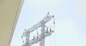 Vecinos de La Viña exigen la retirada de la torreta de alta tensión de Tejedores