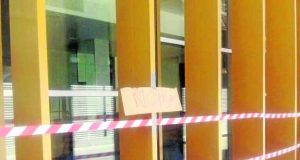 Piden una revisión del centro de salud de Sutullena tras desprenderse un perfil