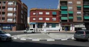 Una estatua de Pérez Casas preside la entrada al barrio de San José