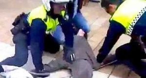 Rebajan la pena a un hombre que escupió y agredió a un policía por no llevarlo a su casa