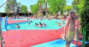 Las piscinas abren con retraso, y con lleno