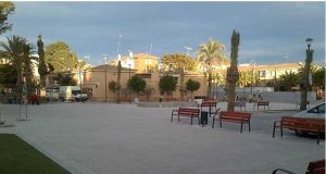 Los vecinos de Alfonso X el Sabio riegan los jardines para evitar que se sequen las plantas