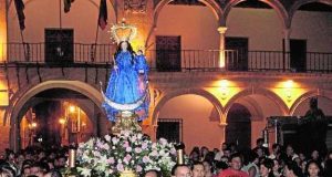 La ‘Churonita’ recorre el casco antiguo a hombros de sus fieles