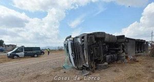 Un camión frigorífico cae por un puente en la carretera que une Lorca con Purias