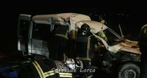 Bomberos y sanitarios del 112 rescataron y trasladaron al hospital a dos heridos en accidente de tráfico ocurridos ayer noche en Lorca