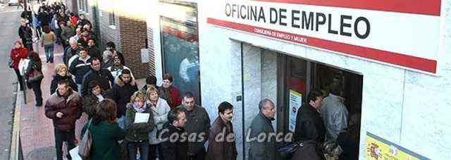 COLA DE PERSONAS EN OFICINA INEM