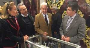 El Alcalde de Lorca inaugura la exposición »Cuentos de Navidad», organizada por el Paso Morado