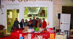 Más de 500 regalos en la primera campaña solidaria de recogida organizada por los amigos de Cosas de Lorca en beneficio de los niños más necesitados