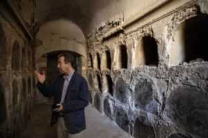 El arquitecto De la hoz en la cripta descubierta en San Patricio, donde se han hallado pinturas murales. ALBERTO DI LOLLI
