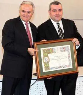 SANTOS GONZALES GERENTE LIMUSA RECOGE PREMIO MERCURIO