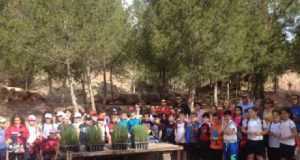 55 alumnos de 4º de Primaria del Colegio Sagrado Corazón y la Concejalía de Parques del Ayuntamiento de Lorca plantan 250 pinos en el entorno del Parque Diario La Verdad