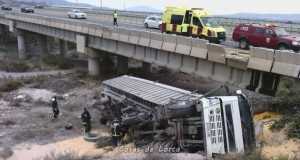 Aparatoso accidente de un camión que se sale de la autovía A7 y cae a una rambla.