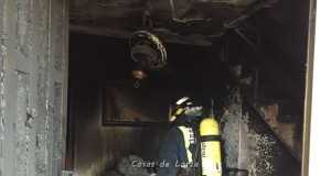 Servicios de emergencia intervienen en el incendio de una vivienda en Lorca, donde un hombre ha resultado herido conquemaduras de segundo grado