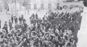 SUBASTAS DEL AGUA EN PLAZA 1926 GENTE GRITANDO