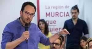 El portavoz socialista Antonio Hernando critica a Pablo Iglesias en su visita a Lorca.