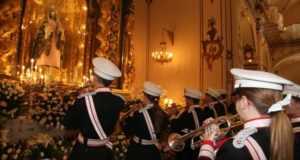 El paso blanco celebra el Día de la Madre, con campanadas y flores