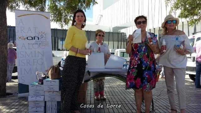 Reparten 200 muestras de crema solar y 300 botellines de agua dentro de la campaña contra los golpes de calor