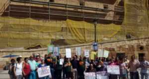 Vecinos de Lorca afectados por los cebaderos de porcino en la huerta llevan su protesta a las calles