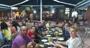 Finaliza el curso PER de la Universidad Popular con el aprobado de 20 nuevos marineros que lo celebran con una expléndida cena