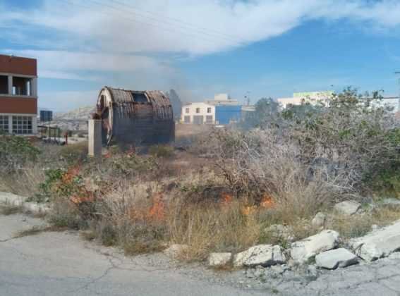 Bomberos de Lorca apagan un incendio en la Ctra. de Caravaca en un solar abandonado cercano a varias fábricas de curtidos. 11