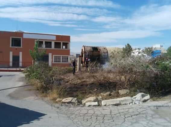 Bomberos de Lorca apagan un incendio en la Ctra. de Caravaca en un solar abandonado cercano a varias fábricas de curtidos. 15