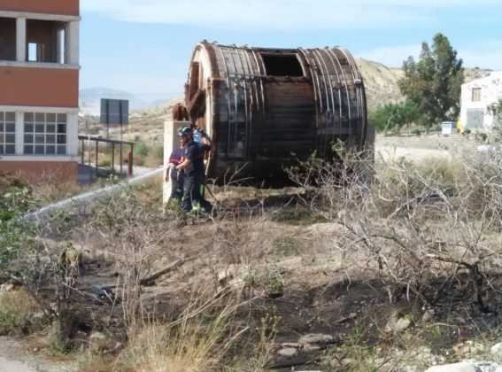 Bomberos de Lorca apagan un incendio en la Ctra. de Caravaca en un solar abandonado cercano a varias fábricas de curtidos. 23
