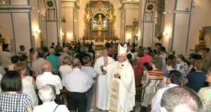 La iglesia de San Diego recibió ayer la bendición del obispo y luce como nueva después de los terremotos de 2011