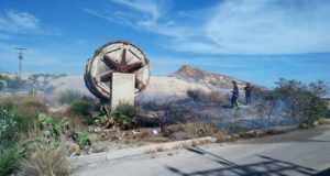Bomberos de Lorca apagan un incendio en la Ctra. de Caravaca en un solar abandonado cercano a varias fábricas de curtidos.