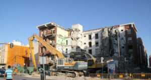 Derribado un edificio en Avenida Fuerzas Armadas, cinco años después de quedar en ruina por los seísmos