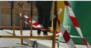 Un socavón en la calle Ministriles del barrio de San Diego, saca a la luz deficiencias en la ejecución de las obras inauguradas en Mayo.